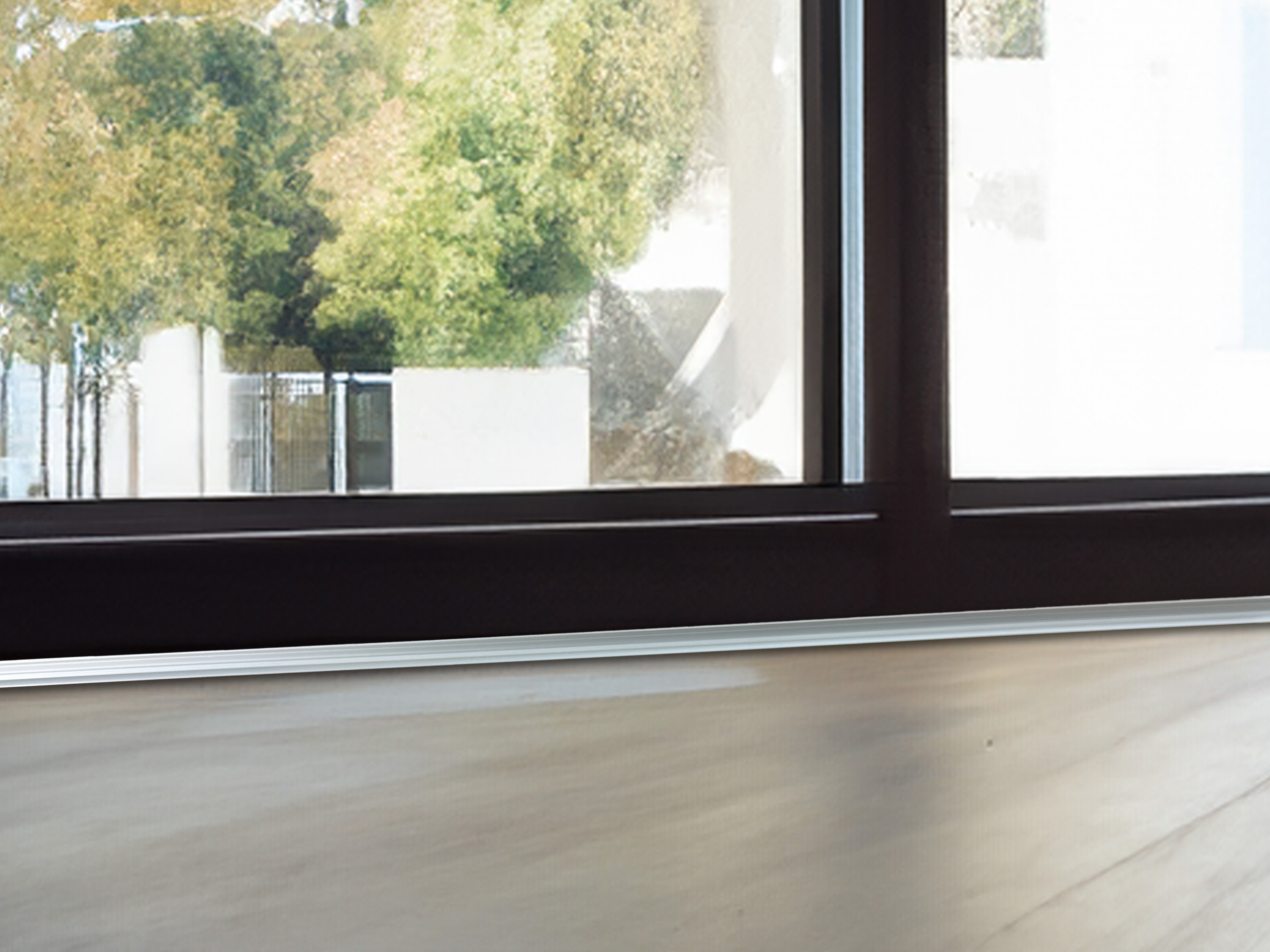 ufitec® Sockelprofil SK für den perfekten Abschluß an Balkon- und Terassentüren, weiß
